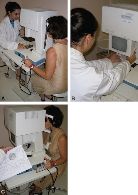 Trois vues d’un examen du champ visuel réalisé par périmétrie automatisée pour évaluer la vision périphérique dans un cadre médical précis.