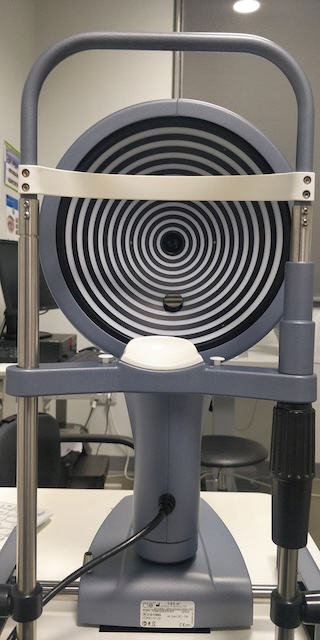 Photographie d’un topographe cornéen utilisé en cabinet pour analyser la surface de la cornée à l’aide de mires concentriques.